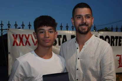 Imagen de familia de los premiados en la Fideber que se desarrolló de nuevo en Camponaraya, en una velada que volvió a ser un éxito de organización y participación. ANA F. BARREDO