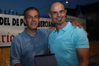 Imagen de familia de los premiados en la Fideber que se desarrolló de nuevo en Camponaraya, en una velada que volvió a ser un éxito de organización y participación. ANA F. BARREDO