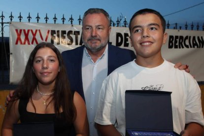 Imagen de familia de los premiados en la Fideber que se desarrolló de nuevo en Camponaraya, en una velada que volvió a ser un éxito de organización y participación. ANA F. BARREDO