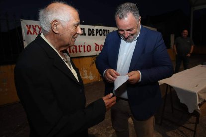 Imagen de familia de los premiados en la Fideber que se desarrolló de nuevo en Camponaraya, en una velada que volvió a ser un éxito de organización y participación. ANA F. BARREDO