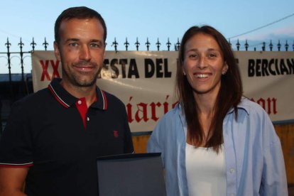 Imagen de familia de los premiados en la Fideber que se desarrolló de nuevo en Camponaraya, en una velada que volvió a ser un éxito de organización y participación. ANA F. BARREDO