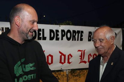 Imagen de familia de los premiados en la Fideber que se desarrolló de nuevo en Camponaraya, en una velada que volvió a ser un éxito de organización y participación. ANA F. BARREDO