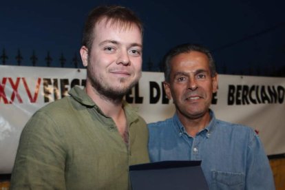 Imagen de familia de los premiados en la Fideber que se desarrolló de nuevo en Camponaraya, en una velada que volvió a ser un éxito de organización y participación. ANA F. BARREDO