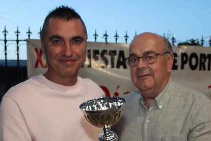 Imagen de familia de los premiados en la Fideber que se desarrolló de nuevo en Camponaraya, en una velada que volvió a ser un éxito de organización y participación. ANA F. BARREDO