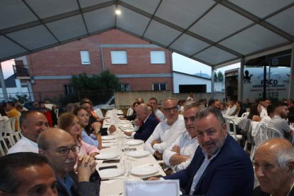 Imagen de familia de los premiados en la Fideber que se desarrolló de nuevo en Camponaraya, en una velada que volvió a ser un éxito de organización y participación. ANA F. BARREDO