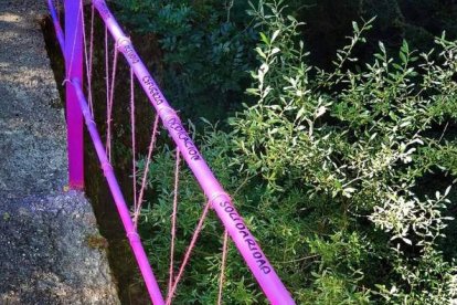 La obra vandalizada en Omañón.  A.C. Y D. LA FUENTE DE OMAÑÓN