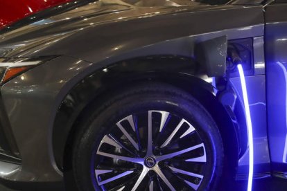 Un enchufe a un coche eléctrico. efe