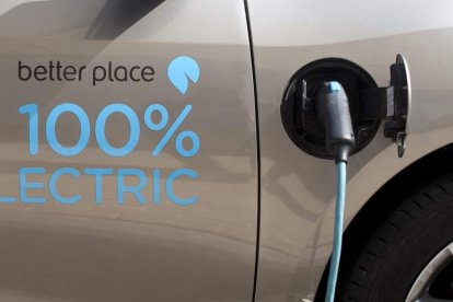 Un enchufe a un coche eléctrico. efe