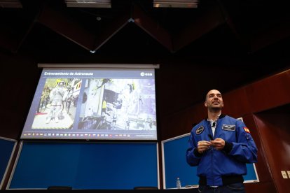 El astronauta español Pablo Álvarez, participa en una charla con estudiantes de la Universidad Nacional Autónoma de México (UNAM)EFE/Sáshenka Gutiérrez