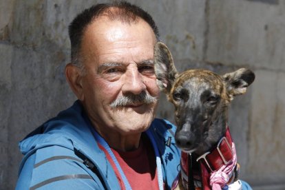 Jordi con Senda ayer, en la Plaza Mayor de León.
