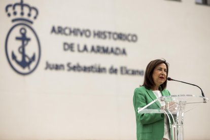 La ministra Margarita Robles durante la inauguración de la nueva sede del Archivo Histórico de la Armada “Juan Sebastián de Elcano”, en un acto presidido por el Jefe de Estado Mayor de la Armada, el Almirante General Antonio Piñeiro Sánchez en Madrid. EFE / Daniel González.