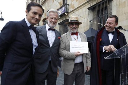 Una familia vestida de época posa para un retrato en el ‘photocall’ instalado en Ruiz de Salazar. El tren histórico a su llegada a Botines.  RAMIRO