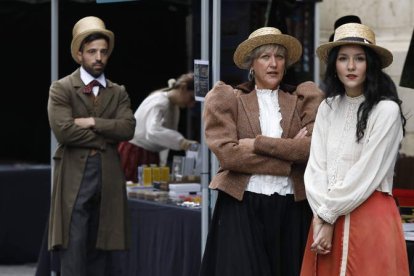 Una familia vestida de época posa para un retrato en el ‘photocall’ instalado en Ruiz de Salazar. El tren histórico a su llegada a Botines.  RAMIRO