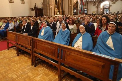 Foto de las familias que acudieron ayer a la Novena en la basílica. DE LA MATA