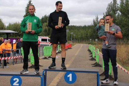 Podio masculino absoluto de El Cachón de la Isla.  DL