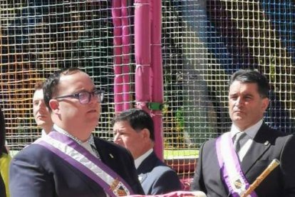 La tradicional hoguera y las peñas por las calles de Valencia de Don Juan animaron la fiesta.  DL