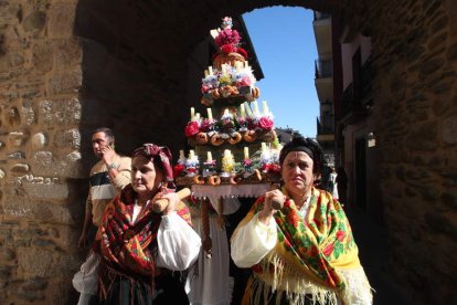 Paso procesional con la Virgen de la Encina, portada por habitantes de los pueblos de Benuza.  L. DE LA MATA