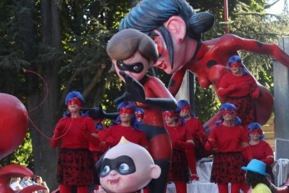 Una de las carrozas con personajes de cuento y cómic, ayer en Ponferrada. L. DE LA MATA