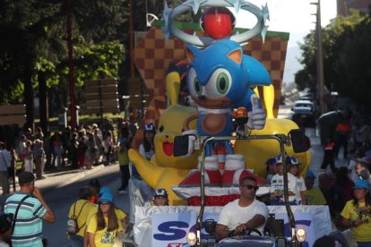 Una de las carrozas con personajes de cuento y cómic, ayer en Ponferrada. L. DE LA MATA