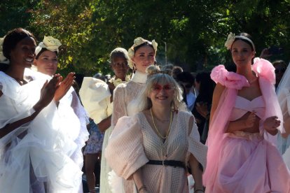 Una parada en el desfile por la Cuesta de Moyana de las novias de María Lafuente.  BENITO ORDÓÑEZ