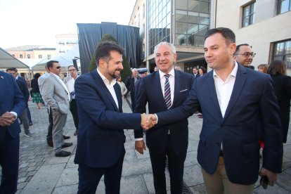 Frío saludo entre Tudanca y Cendón.