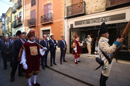 La comitiva oficial, camino de la basílica de la Encina.