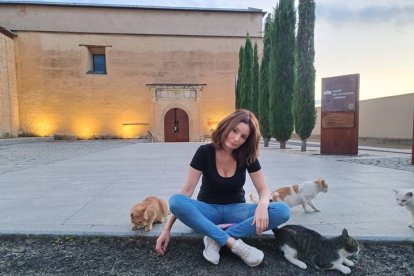 Lui Álvarez con los gatos que cuida en una colonia de Mansilla de las Mulas. Junto a Eva  Salas ha creado la Asociación Huellitas del Esla. 