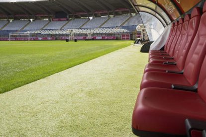Los banquillos de la Cultural y el campo de juego del Reino de León son lugares que también pueden ser visitados. FERNANDO OTERO