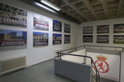 Las diferentes plantillas de la Cultural en cuadros enmarcados dentro del estadio Reino de León. FERNANDO OTERO