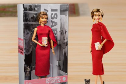 La Barbie inspirada en la escritora chilena Isabel Allende. EFE/ Mattel