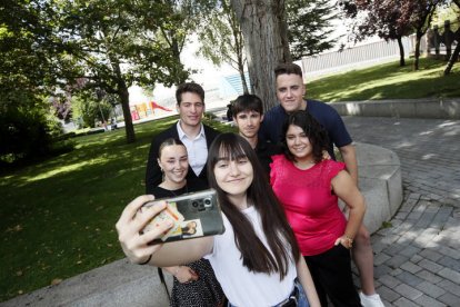 El grupo de periodistas que ha estado en formación en el Diario de León este verano. Mientras el fotógrafo les hacía la foto ellos se hacían un selfie