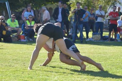 Amaya Burón y Paula Lanza en la final femenina de medios.  Á. QUIÑONES