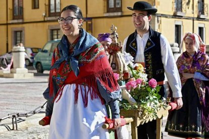 Los pañuelos, pañoletas, faldas y mandiles de todos los colores partieron de San Isidoro. 