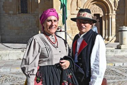 Los pañuelos, pañoletas, faldas y mandiles de todos los colores partieron de San Isidoro. 