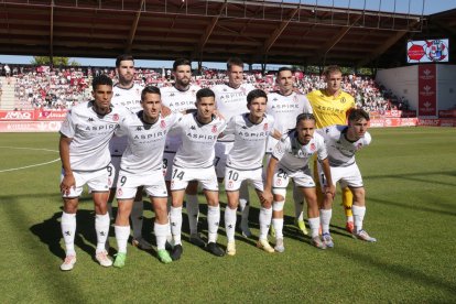 El equipo leonés recibe el respaldo de más de un millar de aficionados.