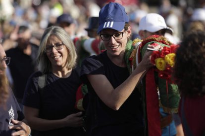 Dos mujeres, durante la procesión.  FERNANDO OTERO