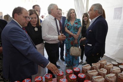 Sen también visitó la feria y se detuvo en algunos stands.  FERNANDO OTERO