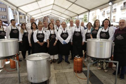 Foto de familia de todos los representantes con los cocineros.  FERNANDO OTERO