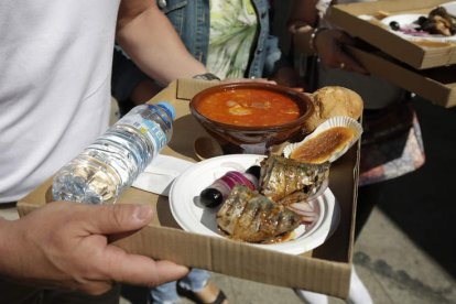 Alubias, escabeche y bizcocho completaban en menú.  FERNANDO OTERO