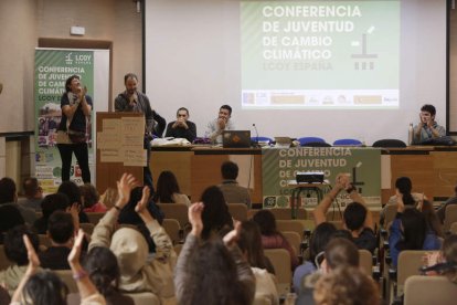 La portada de la Catedral de León fue el marco de la reivindicación por un planeta más habitable y por el mundo rural. DL