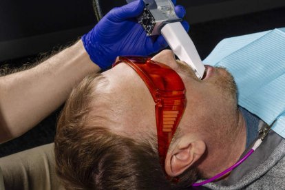 Primer plano de intervención robótica en un maniquí. Perceptive Technologies