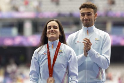 Alba en el podio de París tras lograr el bronce en salto de longitud. ETXEZARRETA