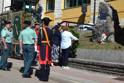 Las viudas fueron las encargadas de colocar la corona.  CASTRO