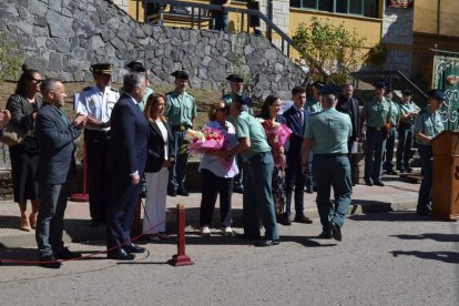 Las autoridades arroparon a los familiares de las víctimas.  CASTRO