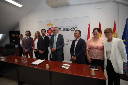 Visita a las viviendas que promueve la Junta para jóvenes en Posada.