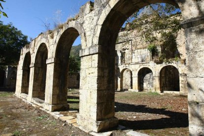 El arqueólogo de la excavación y el concejal de Patrimonio, en la zona objeto de la última investigación.