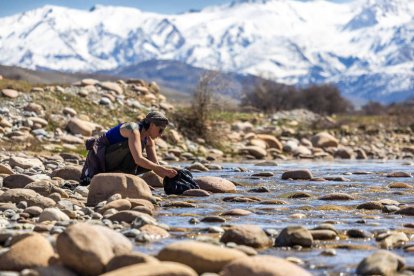 Lavando la ropa en un río en Sayram-Ugam. RUBÉN EARTH