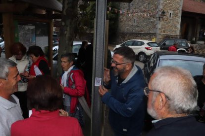 Alfredo Escapa señala el QR de la iglesia de Las Salas.  CAMPOS