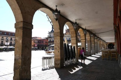 A la izquierda, dos ejecutados por garrote vil; derecha, la cuarta columna de la Plaza Mayor donde había fechas de ajusticiamientos. SALVADOR GARCÍA JIMÉNEZ / JAVIER FERNÁNDEZ ZARDÓN
