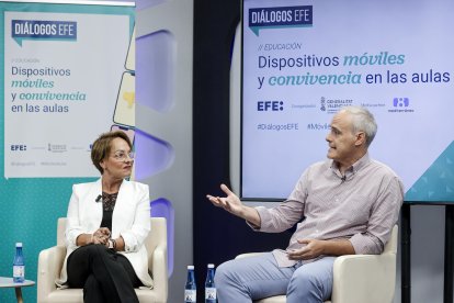 La jefa de servicio de Inclusión Educativa en la Comunitat Valenciana, Esmeralda Llorca, y el representante de la Asociación Desempantallados Gil María Campos, durante el foro Diálogos Efe: 